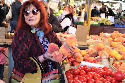 Lady buying fruit at the market
